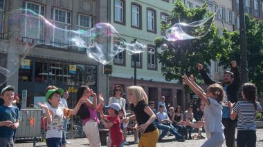 Strazburg Kleber yerde sabun köpüğü ile oynayan çocuklar