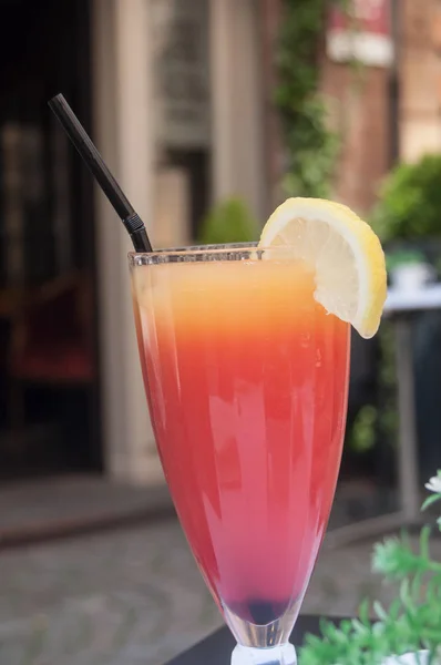 Cocktail com fatia de limão no terraço do restaurante — Fotografia de Stock