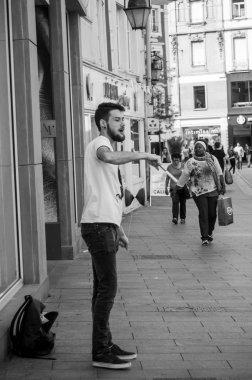 adam sokakta diabolo ile oynarken