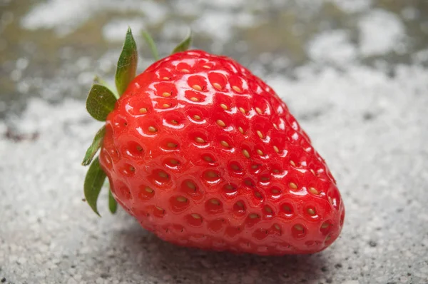 Erdbeere auf Steinhintergrund — Stockfoto