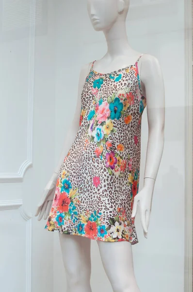 Bella camicia da notte con fiori in negozio showroo — Foto Stock