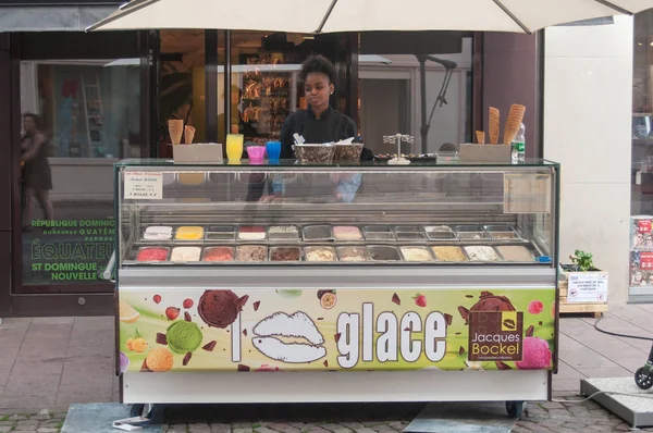 Junge schwarze Frau wartet auf Kundschaft bei Jacques Bockel, dem französischen Eisverkäufer in der Straße von Mulhouse — Stockfoto