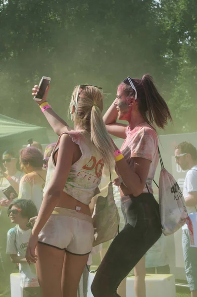 Szexi nők véve selfie smartphone Colore Mulhouse 2017 — Stock Fotó