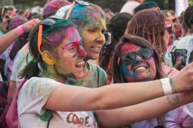 kadın 【Colore Mulhouse 2017 bir selfie alarak portresi