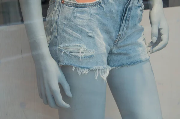 Gusano pantalones vaqueros cortos en un maniquí en una tienda de moda fo — Foto de Stock