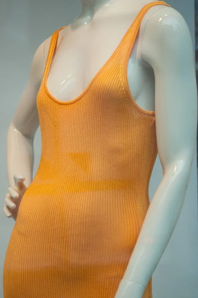 Oranžové šaty slim v módní obchod pro ženy — Stock fotografie