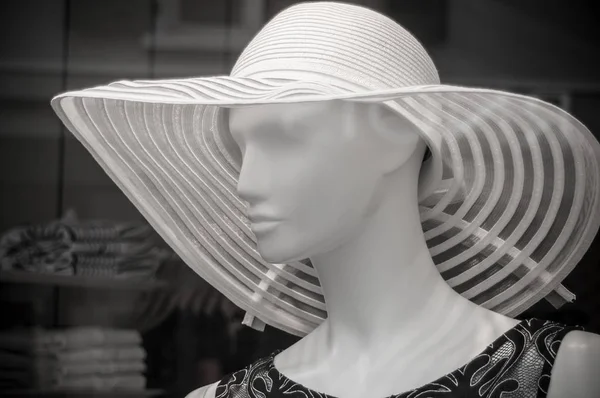 Манекен в шляпе в магазине моды для женщин — стоковое фото