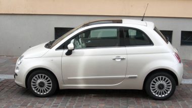 Fiat 500 inci rengi sokakta park edilmiş.