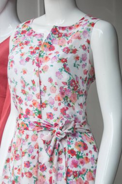  Kadınlar için bir moda mağaza manken üzerinde kırmızı elbise 