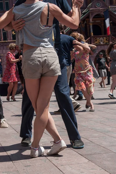 Paren van tango dansers op de belangrijkste plaats met andere dansers op de lente Tangofestival — Stockfoto