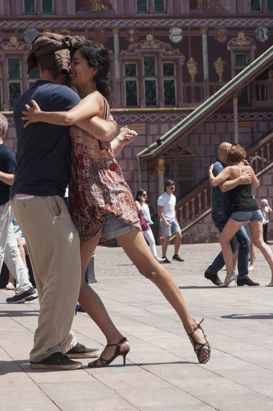 Bahar tango Festivali'nde diğer dansçılar ile ana yer tango dansçıların çiftler — Stok fotoğraf