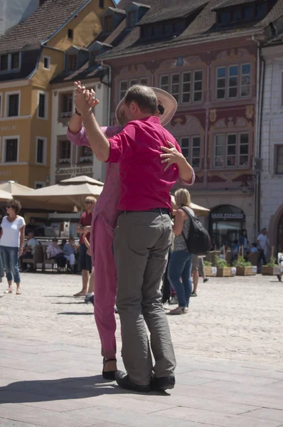 Paren van tango dansers op de belangrijkste plaats met andere dansers op de lente Tangofestival — Stockfoto