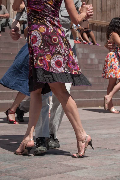 Couples of tango dancers on main place with other dancers at the spring tango festival — Stock Photo, Image