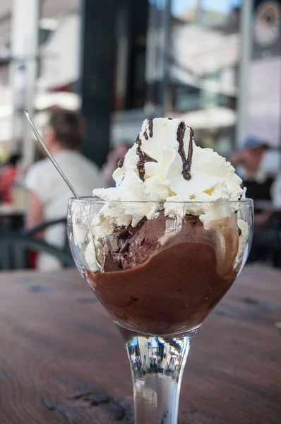 Helado de chocolate en un vaso en la terraza del restaurante — Foto de Stock