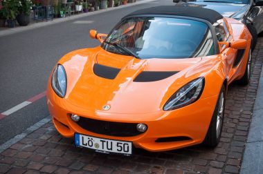 Lotus elise turuncu sokakta park edilmiş. 