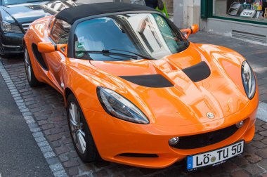 Lotus elise turuncu sokakta park edilmiş. 