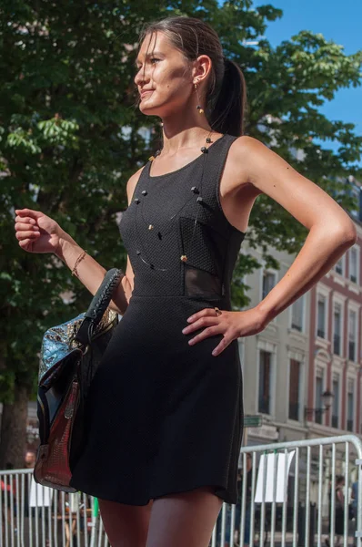 Maniquí caminando con vestido negro en el desfile de moda en Mulhouse —  Fotos de Stock