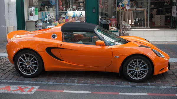 Lotus elise laranja estacionado na rua — Fotografia de Stock