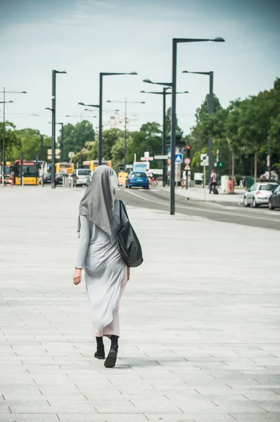 Verschleierte Muslimin läuft auf der Straße in der Nähe des Bahnhofs — Stockfoto