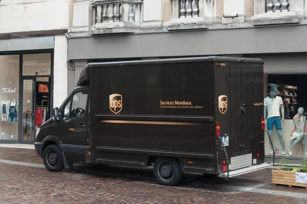 Ups のトラックが通りに駐車. — ストック写真