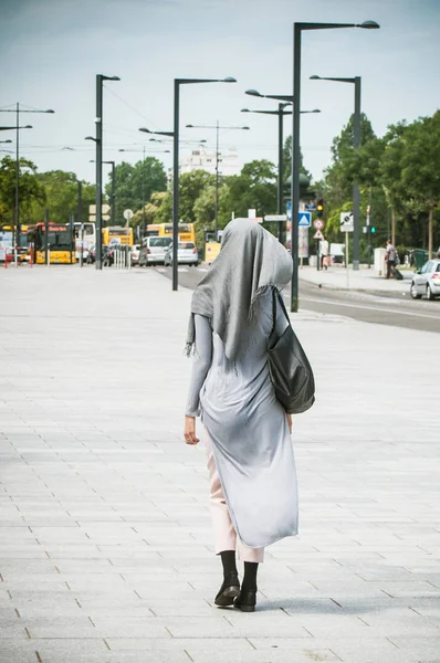 Verschleierte Muslimin läuft auf der Straße — Stockfoto