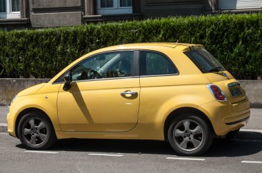Fiat 500 sarı renk sokakta park edilmiş.