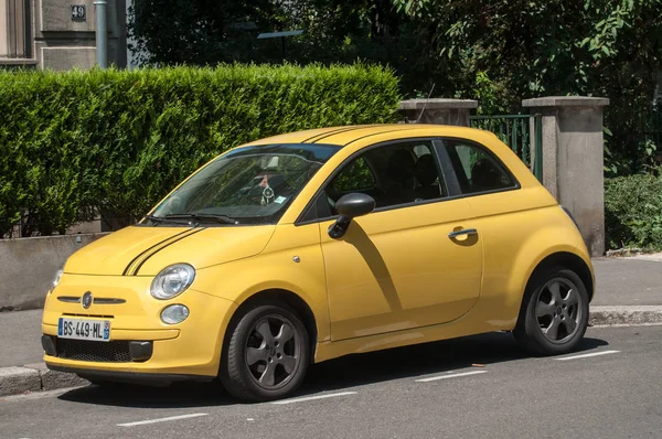 Fiat 500 gelbe Farbe auf der Straße geparkt — Stockfoto