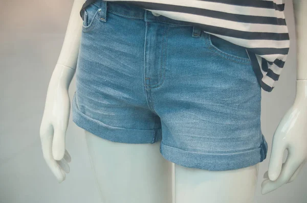 Джинсы короткие на манекен в магазине моды для женщин — стоковое фото