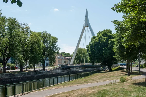 Moderne Hängebrücke am Kanal in Mülhausen — Stockfoto