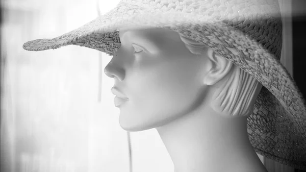 Maniquí con sombrero en una tienda de moda para mujeres — Foto de Stock