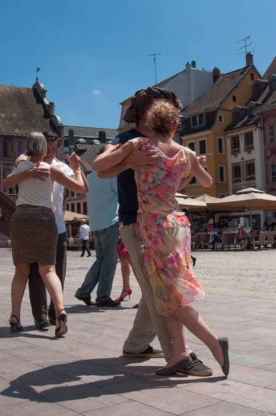 Pareja de bailarines de tango en el lugar principal con otros bailarines en el festival de tango de primavera — Foto de Stock