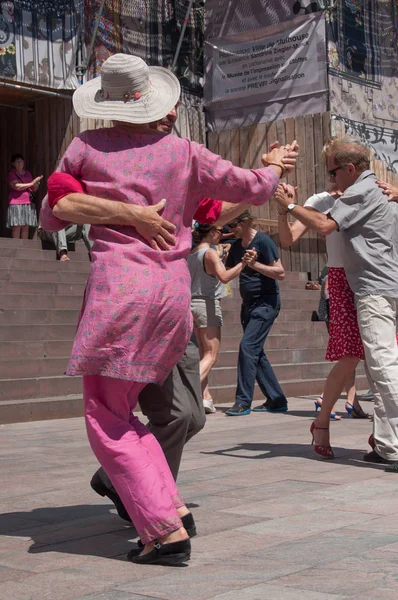 Couple of tango dancers on main place with other dancers at the spring tango festival — Stock Photo, Image