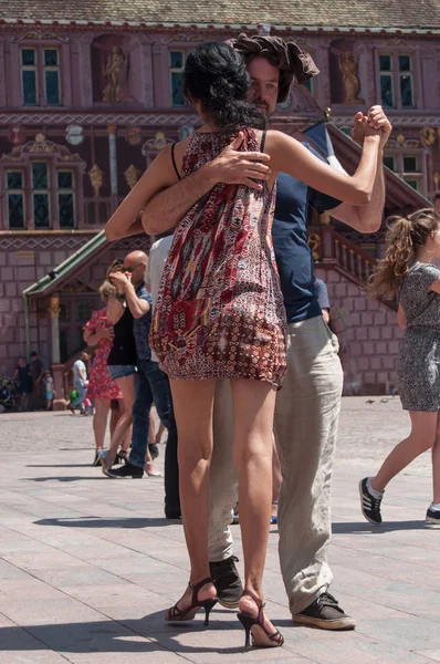 Paar tango dansers op de belangrijkste plaats met andere dansers op de lente Tangofestival — Stockfoto