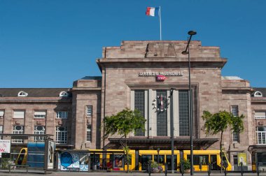 Tren istasyonu cephe tramvay ile