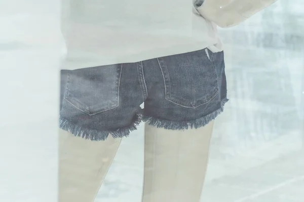 Korte jeans op etalagepop in een mode winkel voor vrouwen — Stockfoto