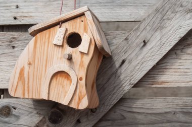Ahşap arka plan üzerinde kuş evi