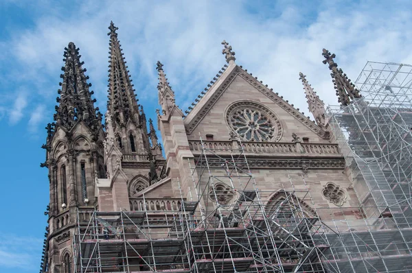 Abbau des Gerüstes nach der Renovierung der Fassade des Tempels St. Ätienn — Stockfoto