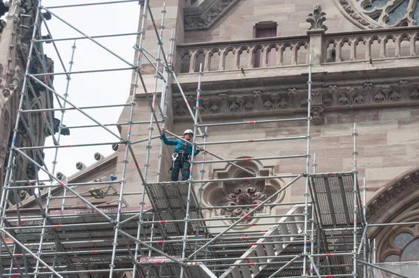Demonterar byggnadsställningar efter renovering av fasaden av den templet st Etienn — Stockfoto