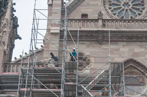 Demonterar byggnadsställningar efter renovering av fasaden av den templet st Etienn — Stockfoto