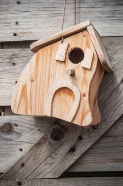  Ahşap arka plan üzerinde kuş evi