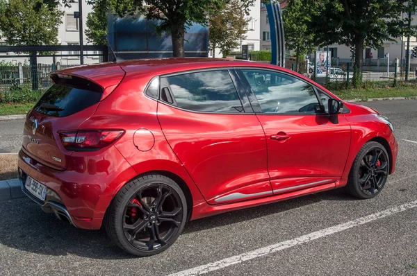 Rosso Renault Clio RS sport parcheggiato in strada — Foto Stock