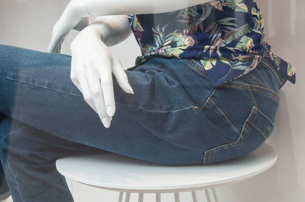 Schaufensterpuppe mit Blue Jeans in einem Modegeschäft für Wome — Stockfoto