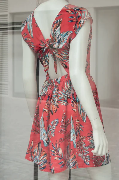 Figurína s hlubokým výstřihem šaty v módní obchod pro — Stock fotografie