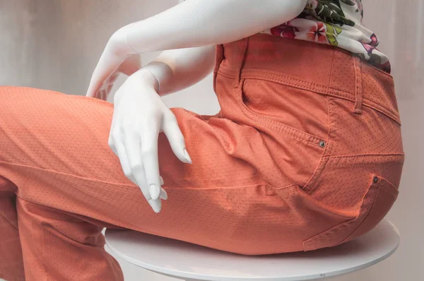Maniquí con pantalones naranjas en una tienda de moda para —  Fotos de Stock