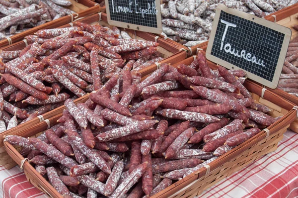 marke, Toros ve domuz sosisi