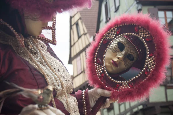 Portret van Costumed vrouw met de spiegel op de Venetiaanse Parade in Riquewihr Elzas — Stockfoto