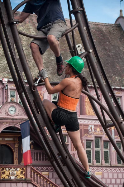 Meisje schroeven van een bout Team Extreme werknemers rijden een attractie in de stad — Stockfoto