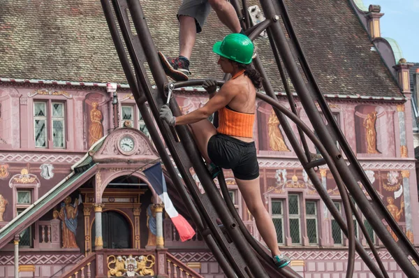 Meisje schroeven van een bout Team Extreme werknemers rijden een attractie in de stad — Stockfoto
