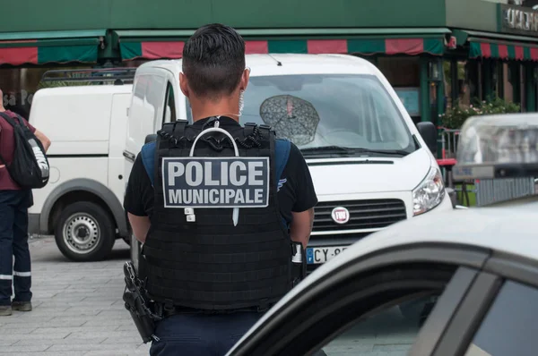 Polisen håller en säkerhet omkrets efter en brand i byggnad — Stockfoto