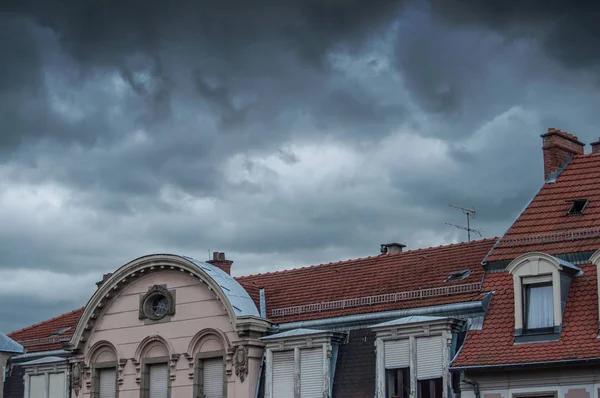 Hausdächer mit stürmischem Himmel — Stockfoto